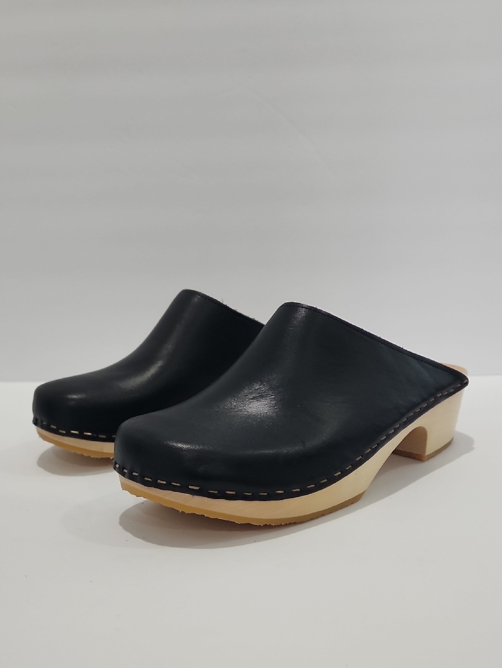 Kit + Clogs Studio Onyx Mini Klassisk Clog (NWOT)